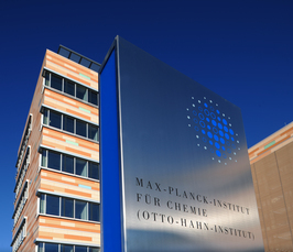 MPIC Gebäude vor strahlend blauem Himmel, Anzeigetafel Aluminium mit Schriftzug Max-Planck-Institut für Chemie (Otto-Hahn-Institut)